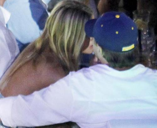 Интимными ласками знаменитости подняли градус лета