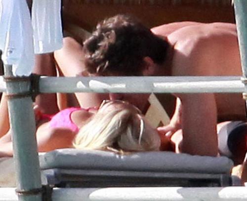 Интимными ласками знаменитости подняли градус лета