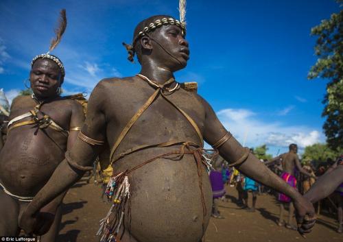 Странный ритуал в Эфиопии выявляет самых "беременных" мужчин