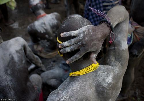 Странный ритуал в Эфиопии выявляет самых "беременных" мужчин