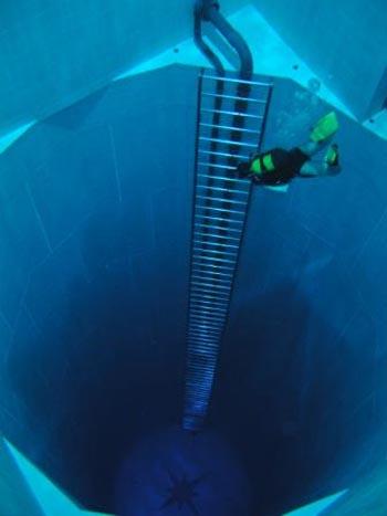 Nemo 33 — самый глубокий бассейн в мире