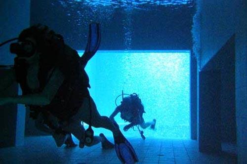 Nemo 33 — самый глубокий бассейн в мире