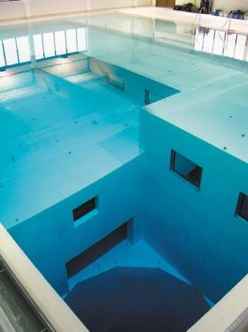 Nemo 33 — самый глубокий бассейн в мире