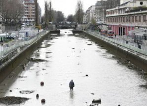 Французы осушили один из парижских каналов и обнаружили на дне целые сокровища