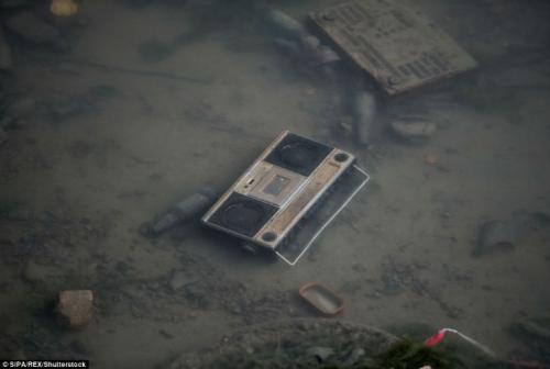 Французы осушили один из парижских каналов и обнаружили на дне целые сокровища