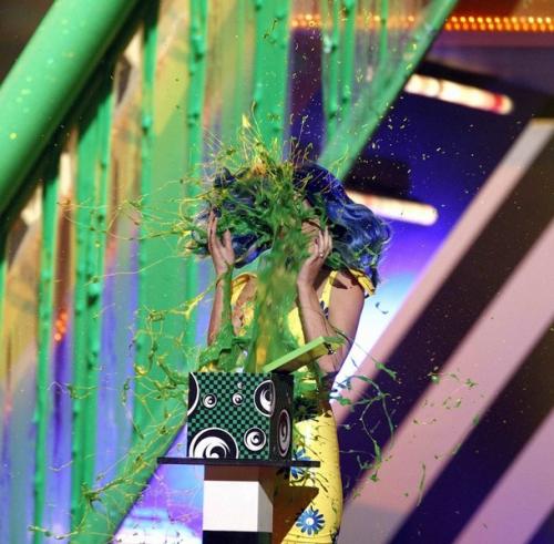 Кэти Пери плеснули зеленью  в лицо