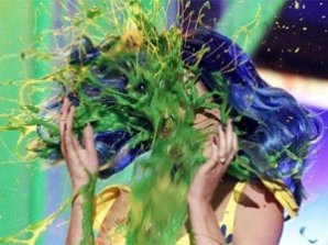 Кэти Пери плеснули зеленью  в лицо