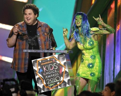 Кэти Пери плеснули зеленью  в лицо