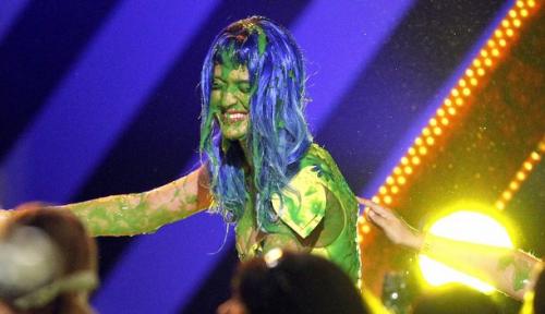 Кэти Пери плеснули зеленью  в лицо