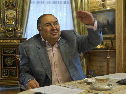 Причуды русских богачей: обои из кожы и мерседес со стразами