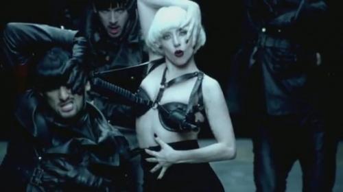 Причуды русских богачей: обои из кожы и мерседес со стразами