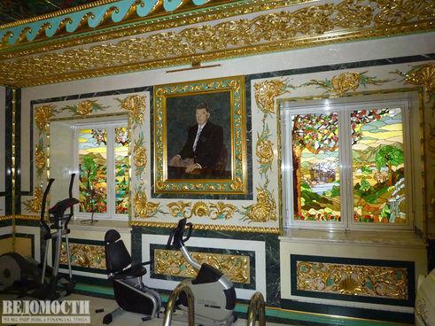 Причуды русских богачей: обои из кожы и мерседес со стразами