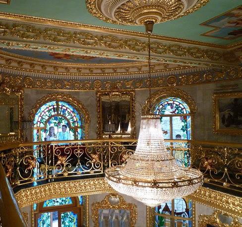 Причуды русских богачей: обои из кожы и мерседес со стразами