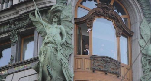 Причуды русских богачей: обои из кожы и мерседес со стразами