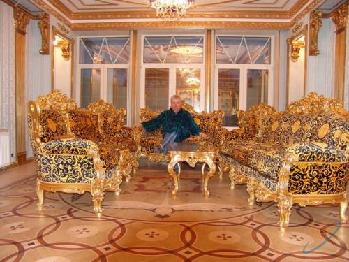 Причуды русских богачей: обои из кожы и мерседес со стразами