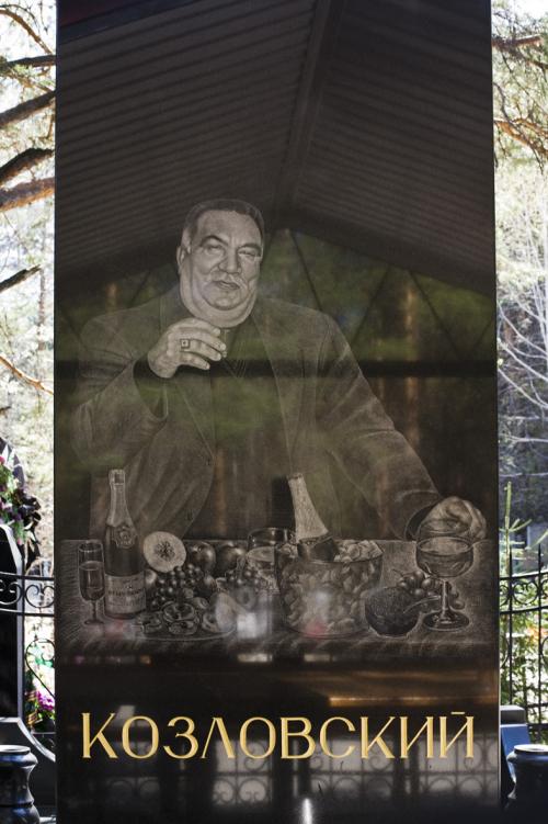 Причуды русских богачей: обои из кожы и мерседес со стразами