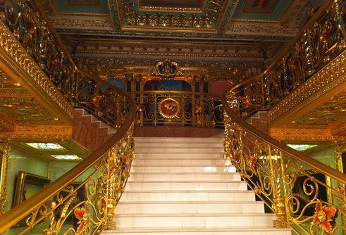 Причуды русских богачей: обои из кожы и мерседес со стразами