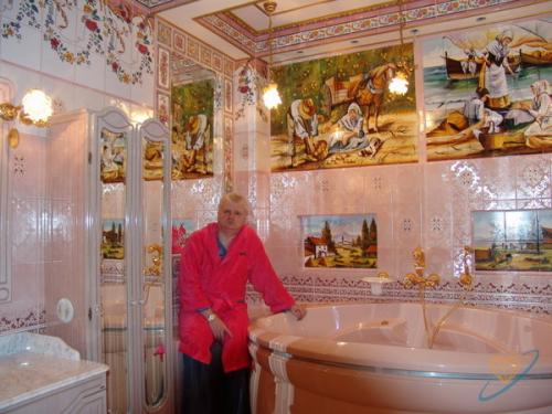 Причуды русских богачей: обои из кожы и мерседес со стразами