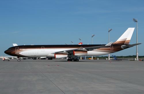 Причуды русских богачей: обои из кожы и мерседес со стразами