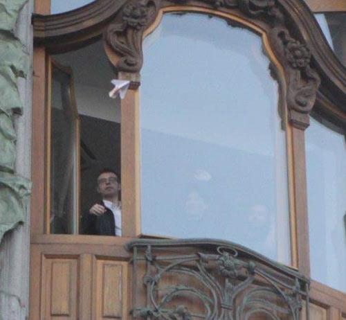 Причуды русских богачей: обои из кожы и мерседес со стразами