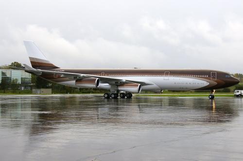 Причуды русских богачей: обои из кожы и мерседес со стразами