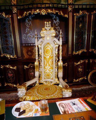 Причуды русских богачей: обои из кожы и мерседес со стразами