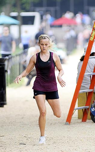 Звёзды потеют над стройной фигурой