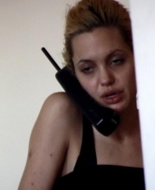 В далёком прошлом Джоли злоупотребляла наркотиками, впрочем, сама "оскароносная" актриса никогда не отрицала этот факт.