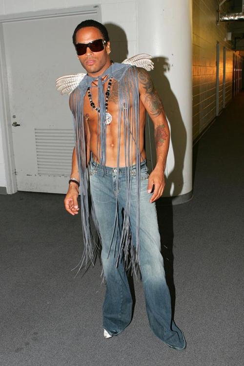 Самые экстравагантные наряды звезд за всю историю MTV