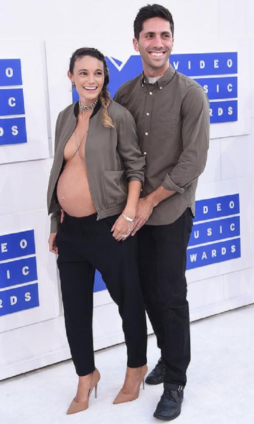 Самые экстравагантные наряды звезд за всю историю MTV