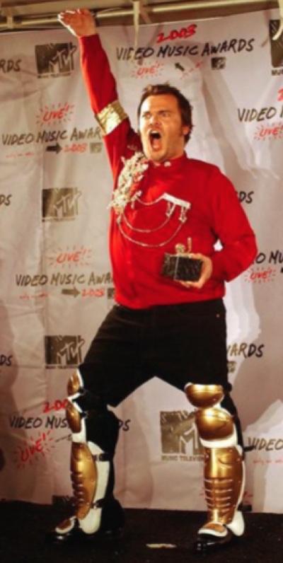 Самые экстравагантные наряды звезд за всю историю MTV