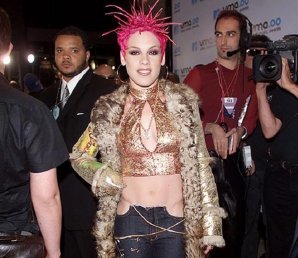 Самые экстравагантные наряды звезд за всю историю MTV