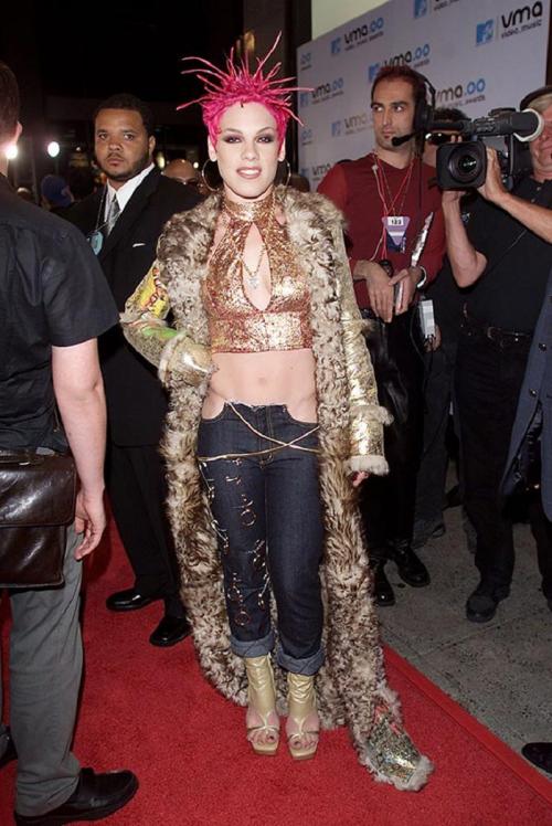 Самые экстравагантные наряды звезд за всю историю MTV