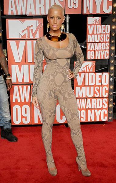 Самые экстравагантные наряды звезд за всю историю MTV