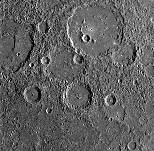 NASA опубликовала снимки Меркурия с его орбиты