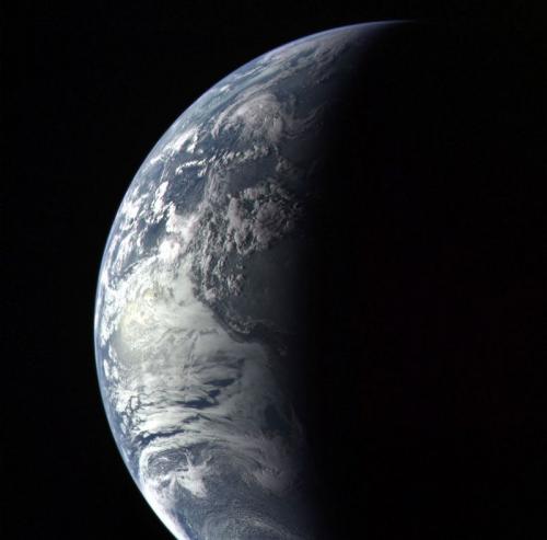 NASA опубликовала снимки Меркурия с его орбиты