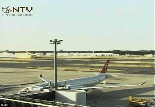 Камера зафиксировала гибель самолёта в аэропорту Токио