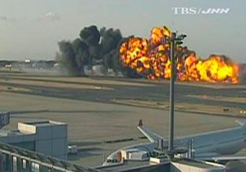 Камера зафиксировала гибель самолёта в аэропорту Токио