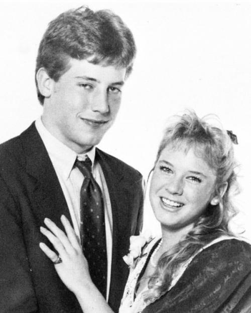 Фотографии знаменитостей с выпускного вечера