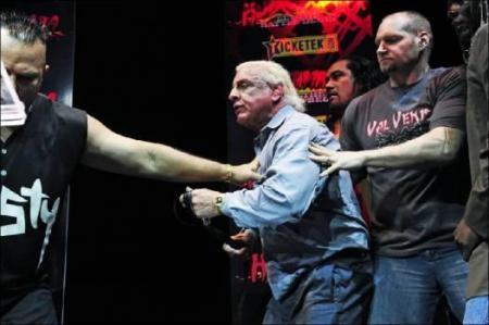 Халку Хогану  разбили лицо на пресс-конференции