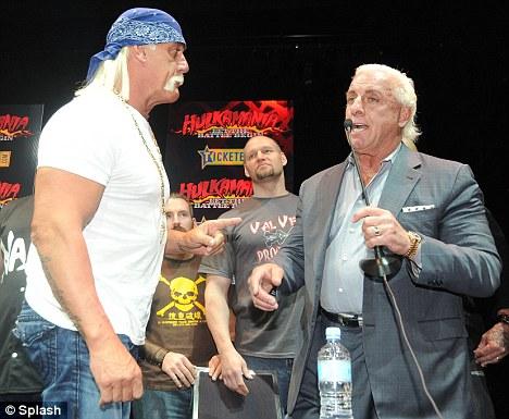 Халку Хогану  разбили лицо на пресс-конференции