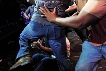 Халку Хогану  разбили лицо на пресс-конференции