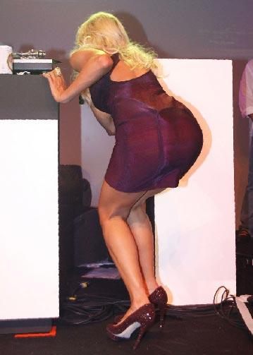 Бразильское пиво поставило Пэрис Хилтон в неудобную позу