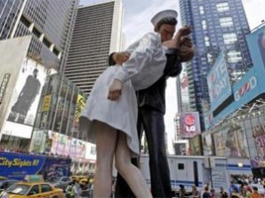 Легендарный «Долгий поцелуй» массово повторили на Таймс сквер