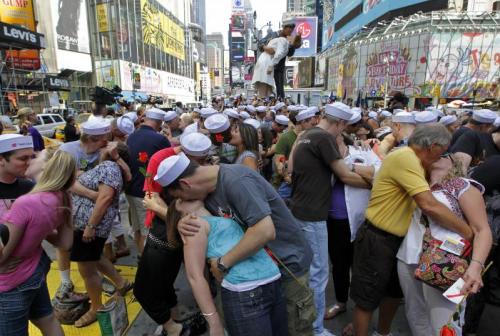 Легендарный «Долгий поцелуй» массово повторили на Таймс сквер