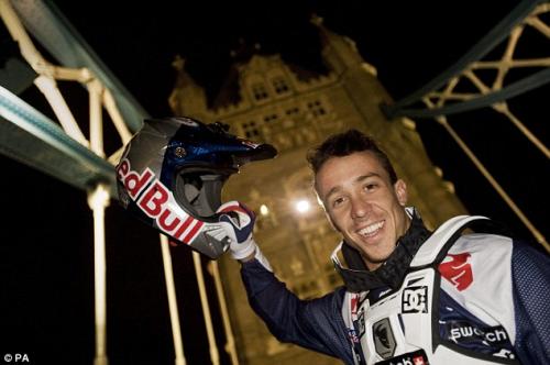 Каскадёр исполнил сальто над Тауэрским мостом