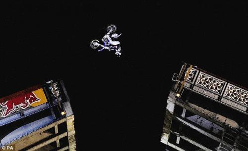 Каскадёр исполнил сальто над Тауэрским мостом