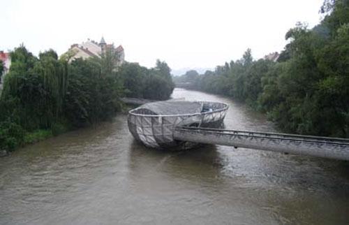 Виртуальный мост "родил" остров посреди реки