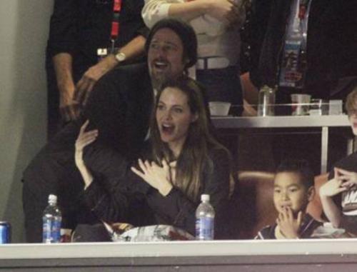 Джоли и Питт целовались на глазах у целого стадиона