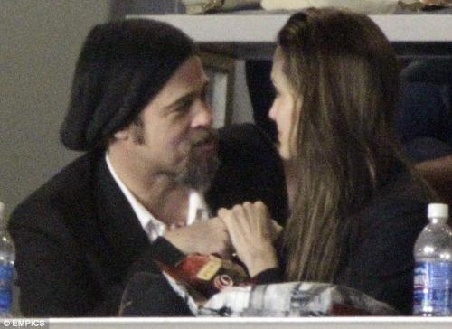 Джоли и Питт целовались на глазах у целого стадиона